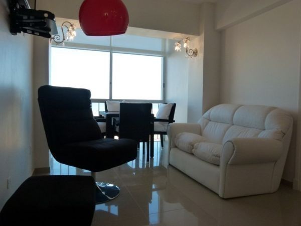 Departamento en alquiler frente a playa brava